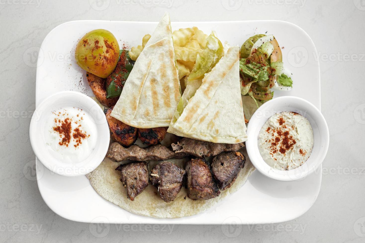 libanesiskt meshwi blandat grillat kött med kyckling, lamm och nötkött i beirutrestaurang foto