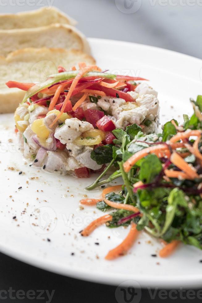 rå marinerad havsabborre fisk cevichesallad modernt gourmet fusion kök förrätt i Melbourne australiens restaurang foto