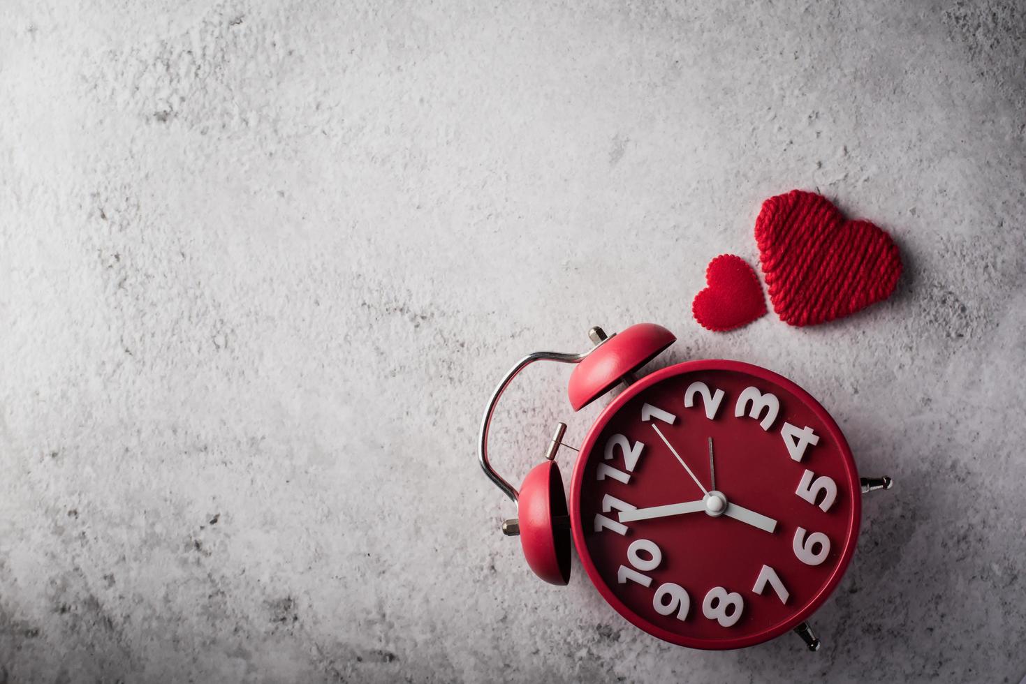 röd väckarklocka med rött hjärta, alla hjärtans dag koncept. foto