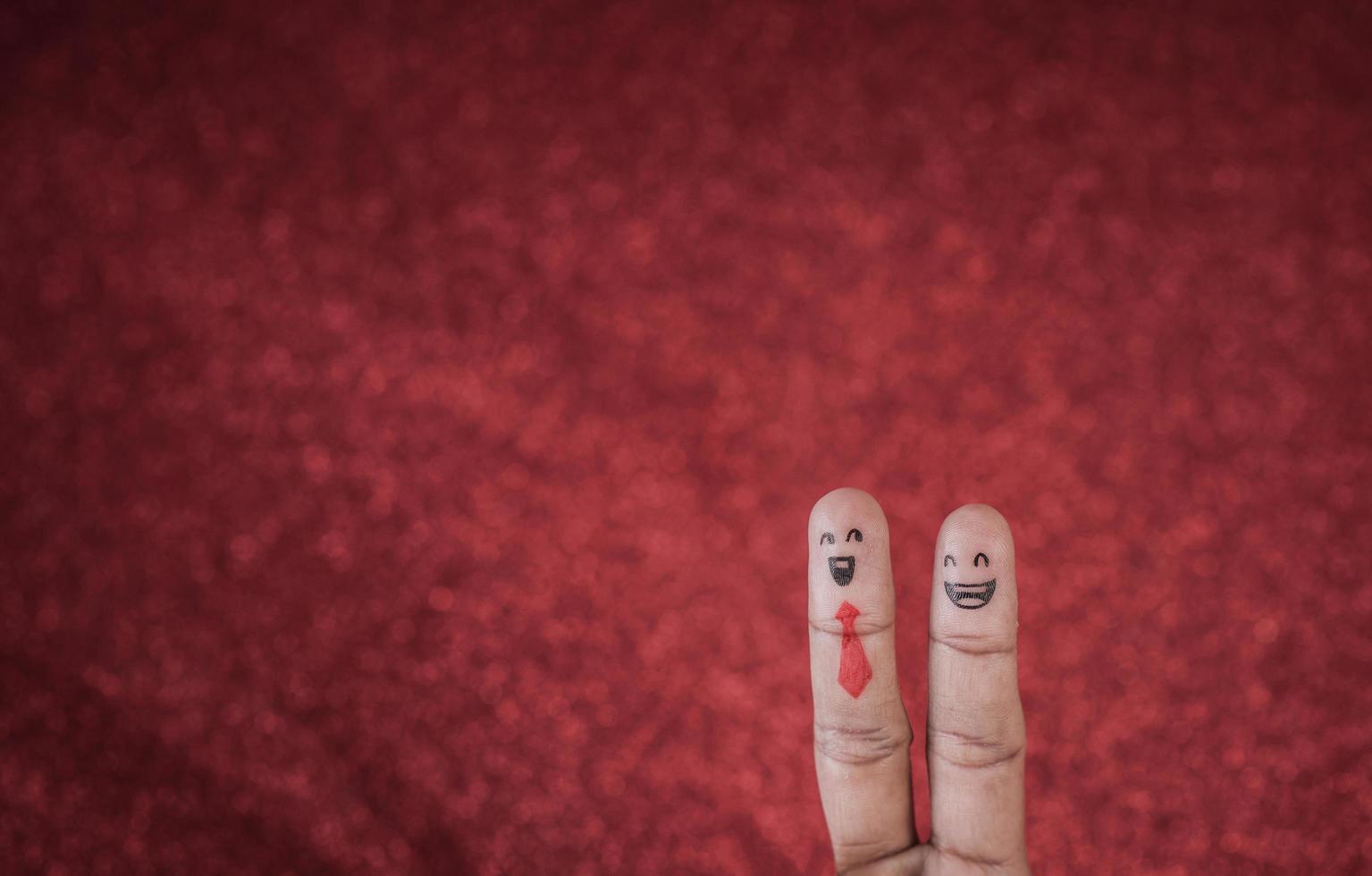 finger med känslor på röd bakgrund. foto