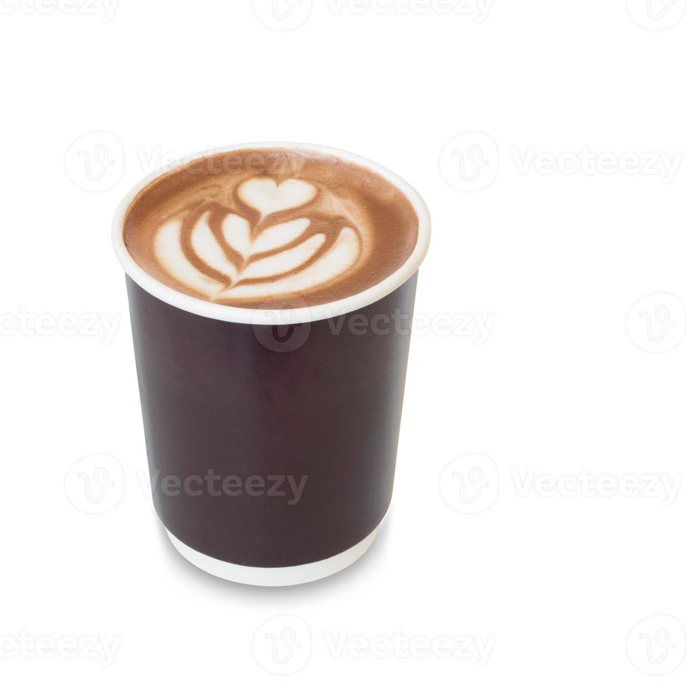 lattekonstkaffe med hjärtfigur i glas på vitt med väg foto