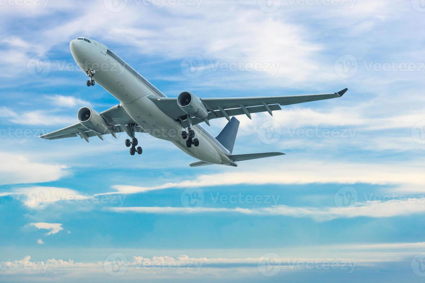 kommersiellt flygplan som flyger med blå himmel bakgrund foto