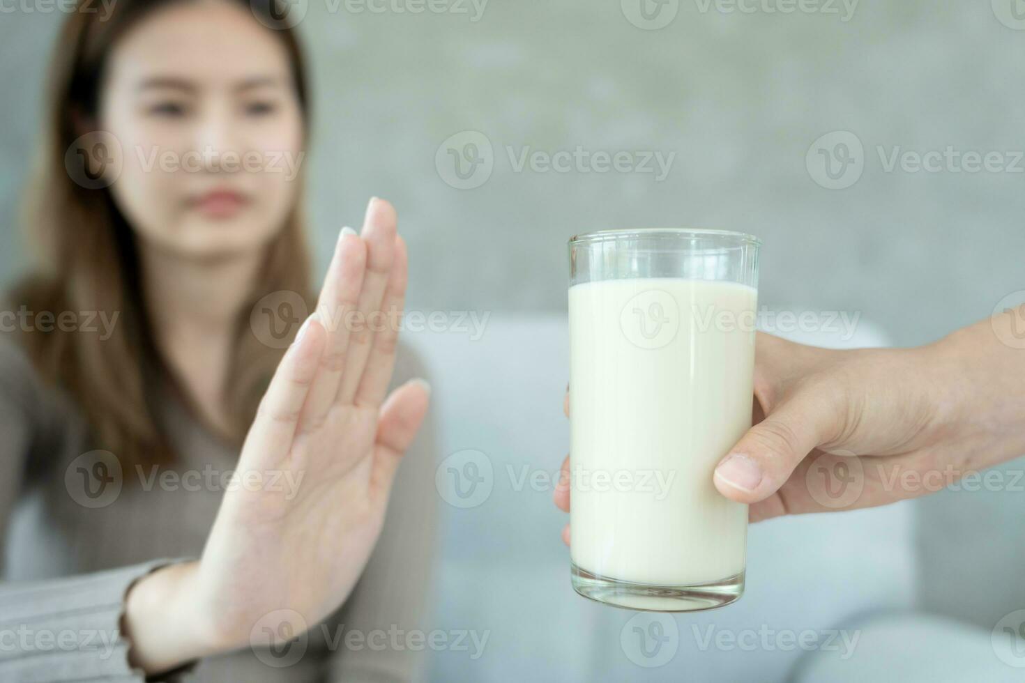 mjölk allergener, sjuk ledsen ohälsosam sjuk allergisk kvinna, rinnande tilltäppt öm näsa lida från intolerans allergi avtryckare symtom. abdominal smärta, allergener, nöt protein, utslag, död, mat allergi foto