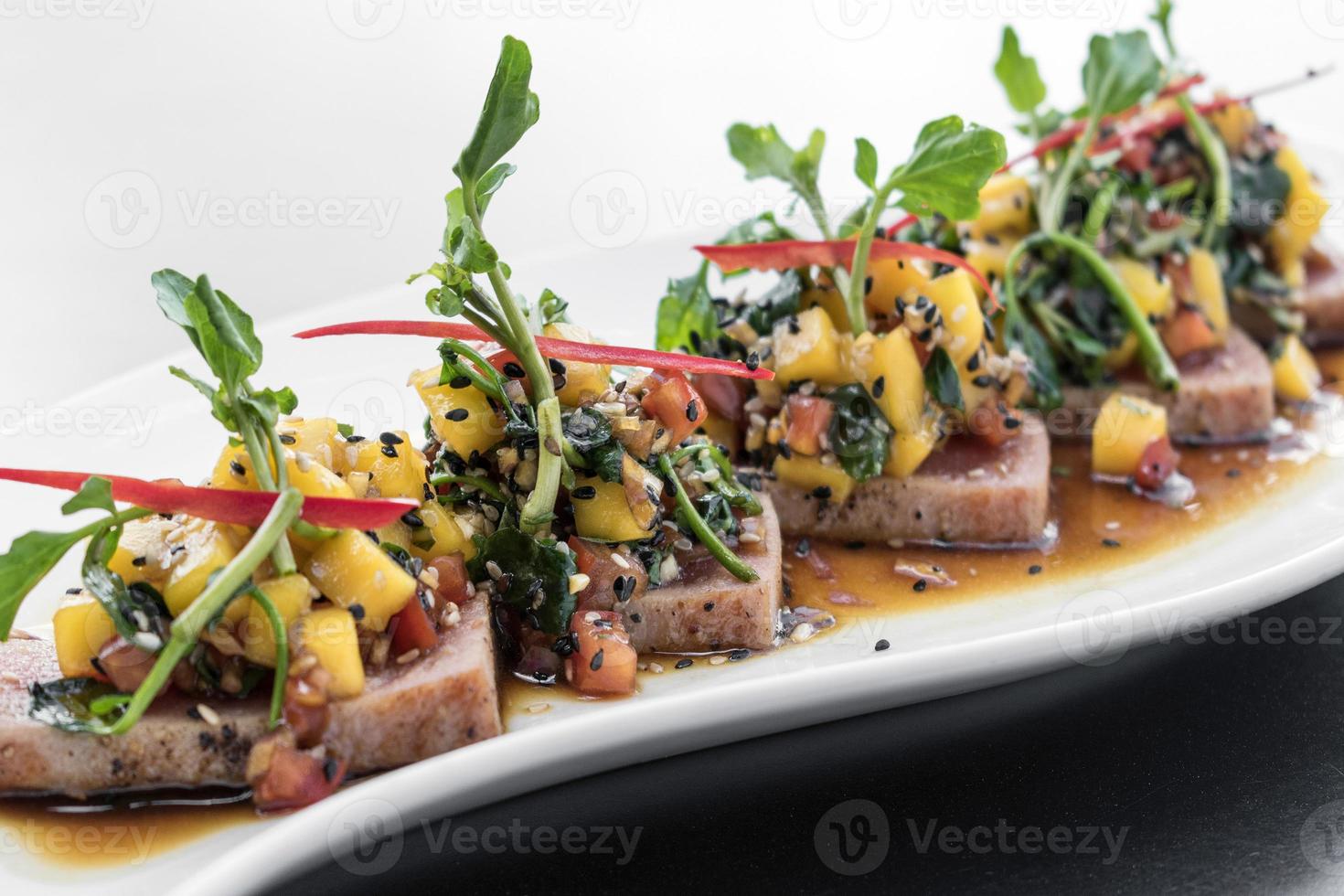 bräserad tonfisk och kryddig-söt sojamango modern asiatisk fusion gourmet sallad i singapore restaurang foto