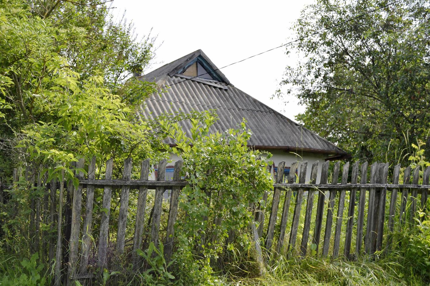 vacker gammal övergiven byggnad bondgård på landsbygden foto