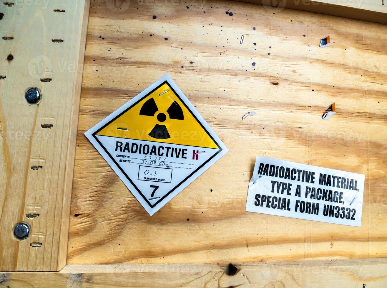 varningsetikett för radioaktivt material bredvid transportpaketet foto