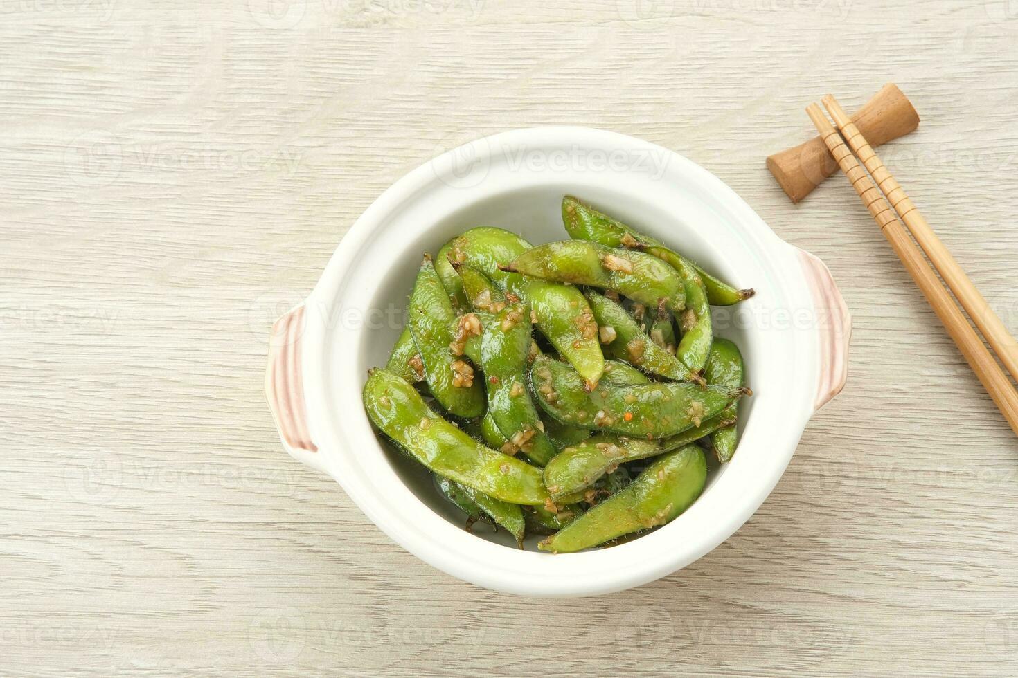 Vispa fritera edamame med vitlök och chili pulver foto