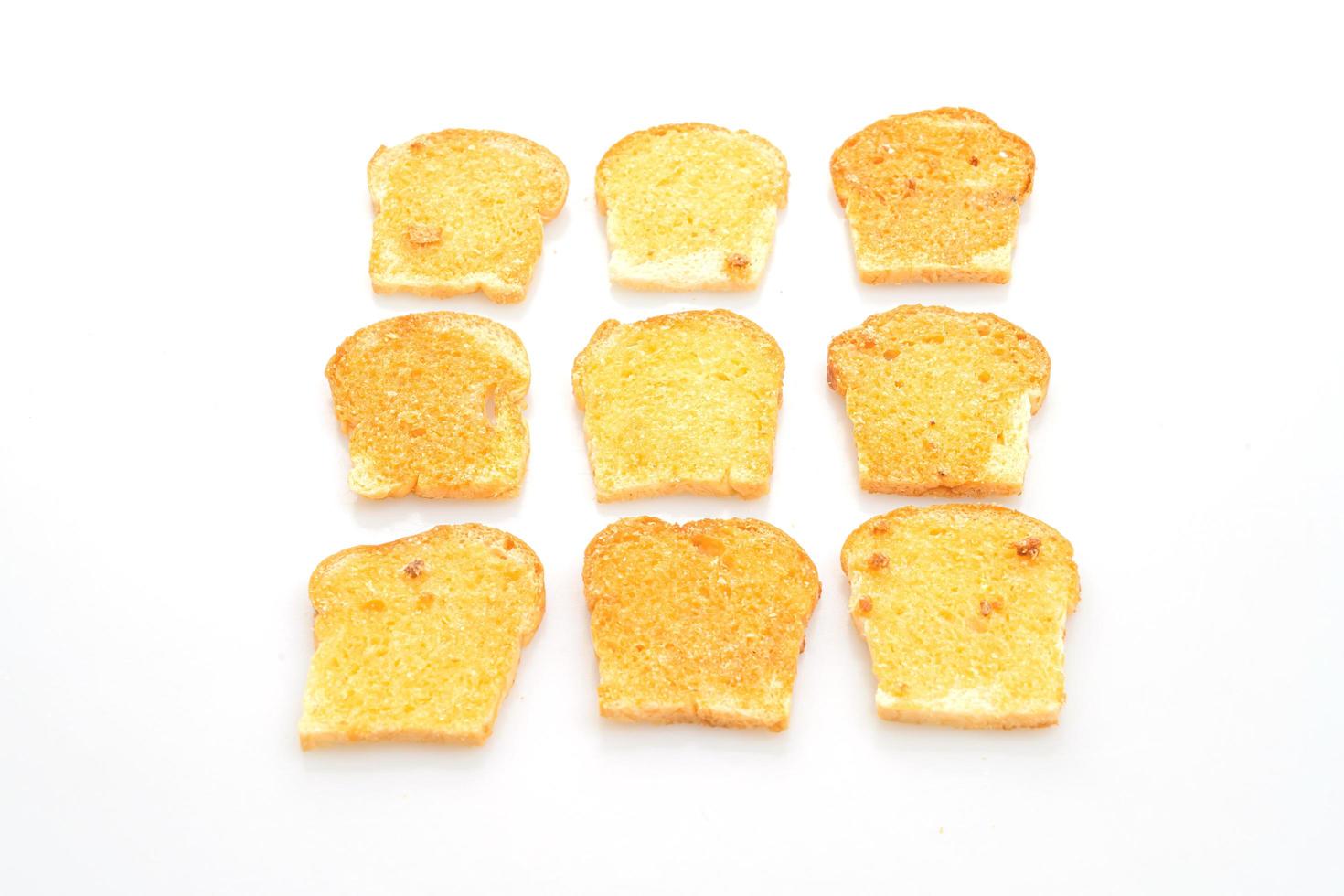 bakat krispigt bröd med smör och socker isolerad på vit bakgrund foto