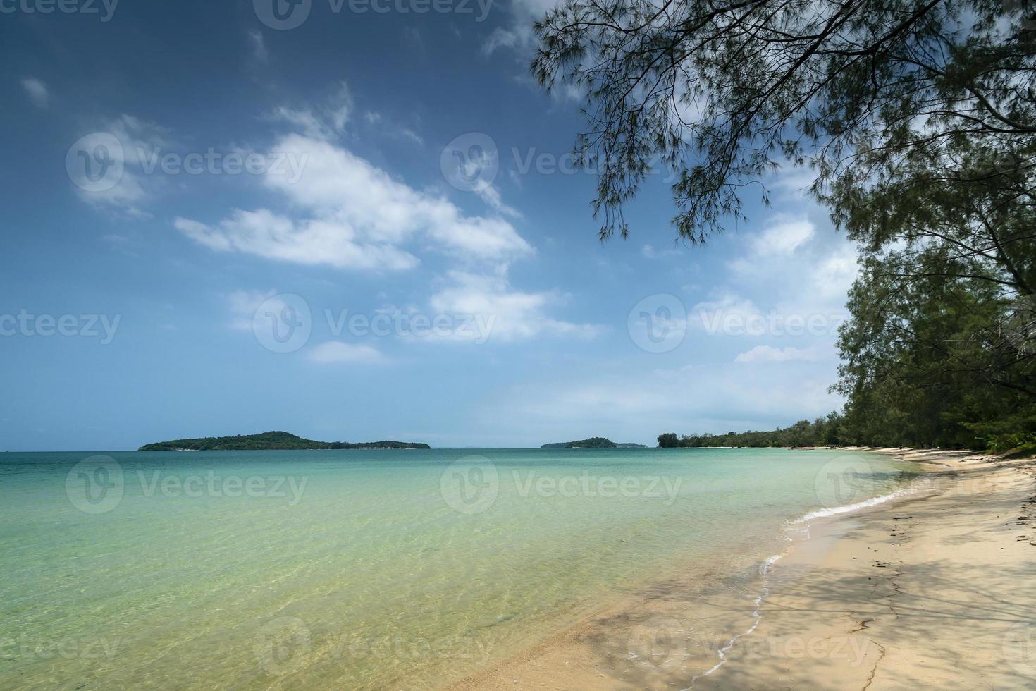 lång strand på ön Koh Ta Kiev nära Sihanoukville Kambodja foto