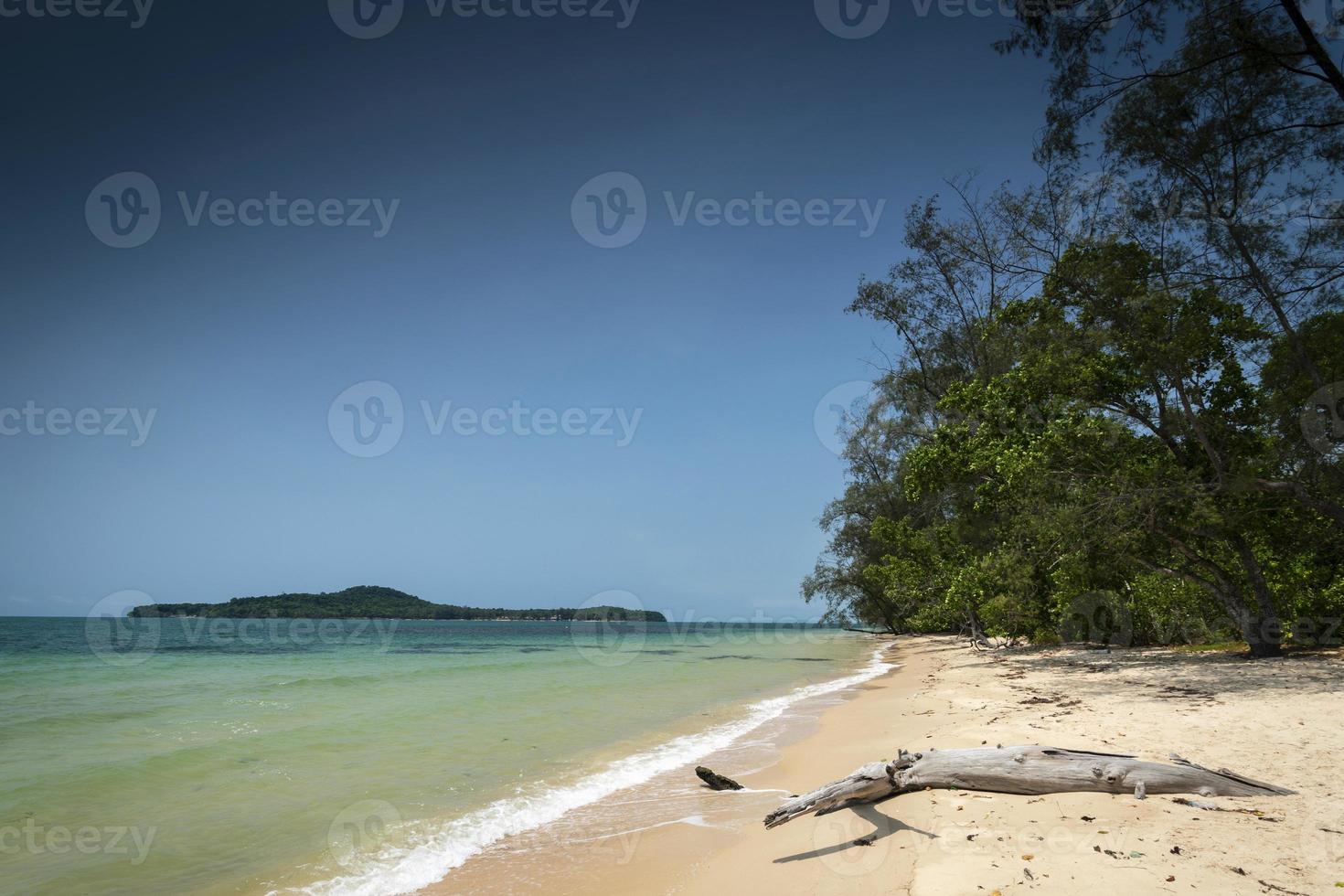 lång strand på ön Koh Ta Kiev nära Sihanoukville Kambodja foto