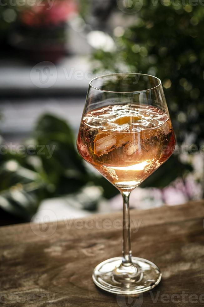 traditionell fransk "piscine" rose vin spritzer med apelsin cocktail drink på bordet utanför foto