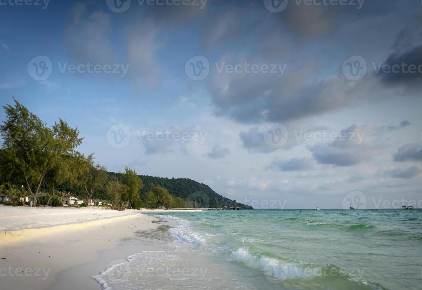 lång strand i det tropiska paradiset Koh Rong Island nära Sihanoukville Kambodja foto