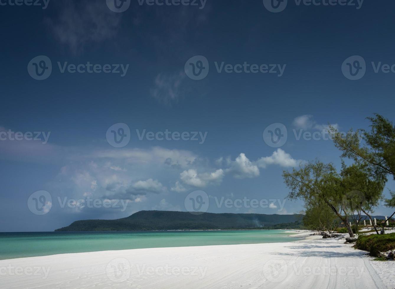 lång strand i det tropiska paradiset Koh Rong Island nära Sihanoukville Kambodja foto