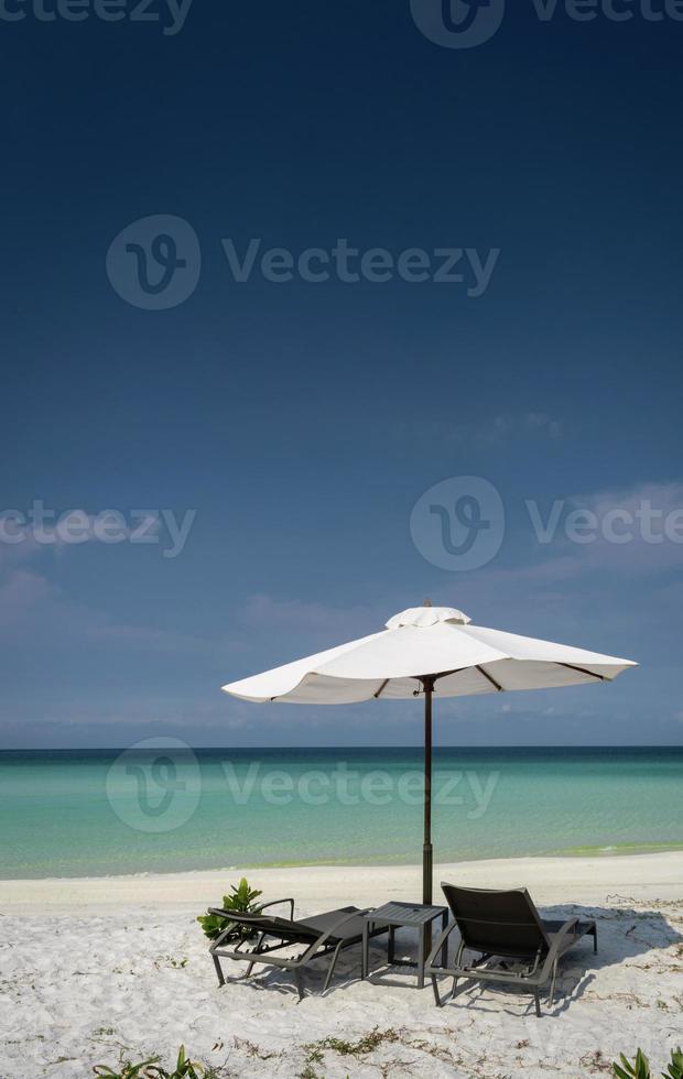 lång strand i det tropiska paradiset Koh Rong Island nära Sihanoukville Kambodja foto