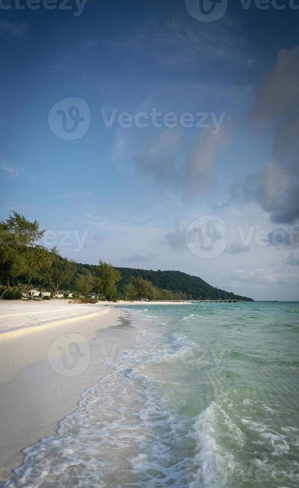 lång strand i det tropiska paradiset Koh Rong Island nära Sihanoukville Kambodja foto