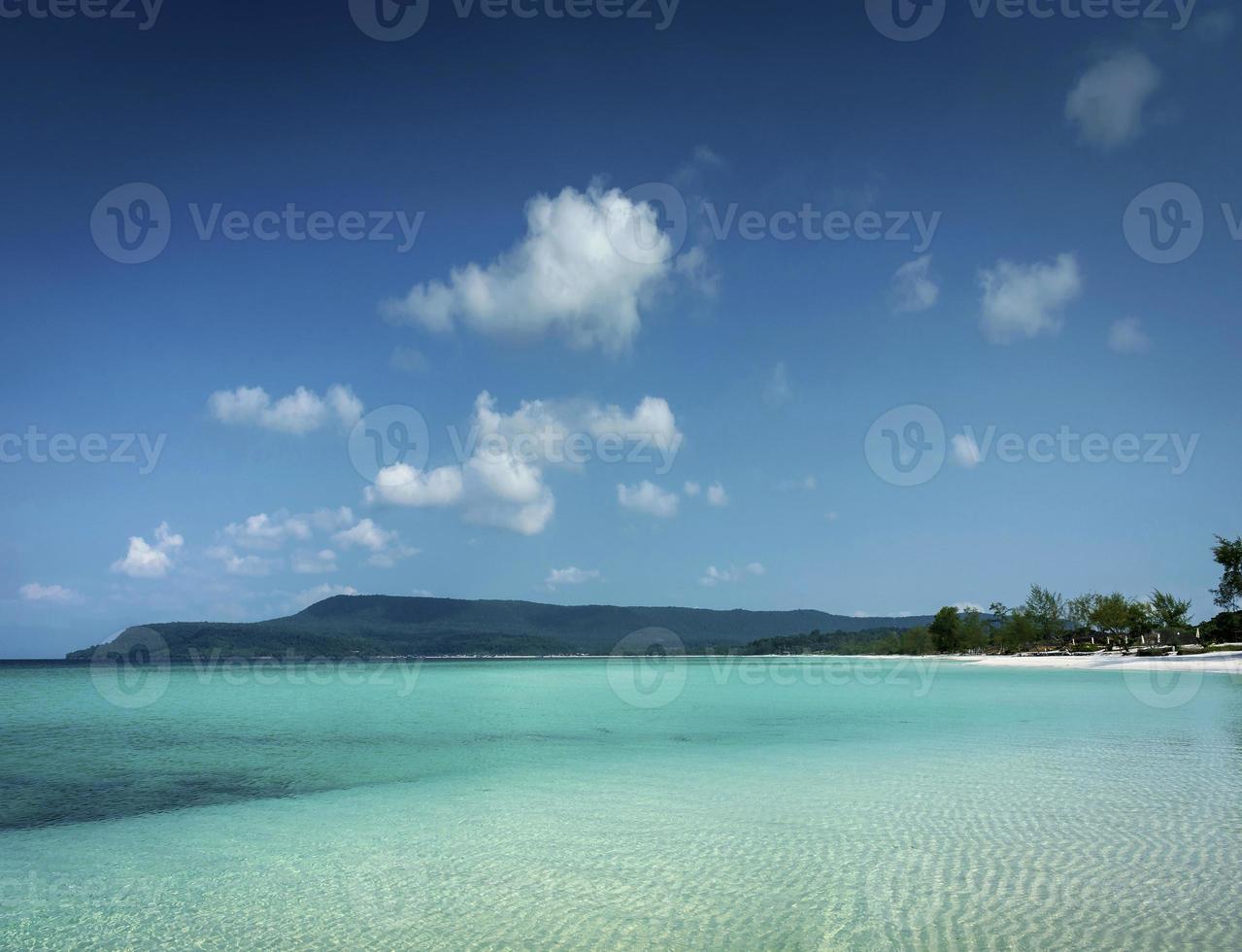 lång strand i det tropiska paradiset Koh Rong Island nära Sihanoukville Kambodja foto