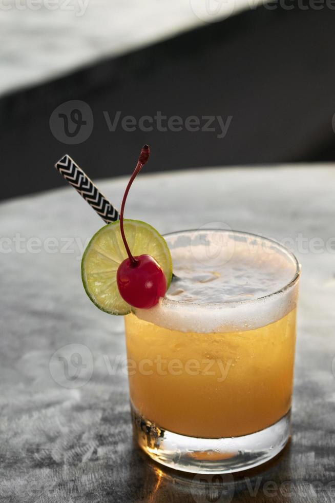 persika skruvmejsel blandad vodka cocktail drink utomhus vid solnedgången bar foto