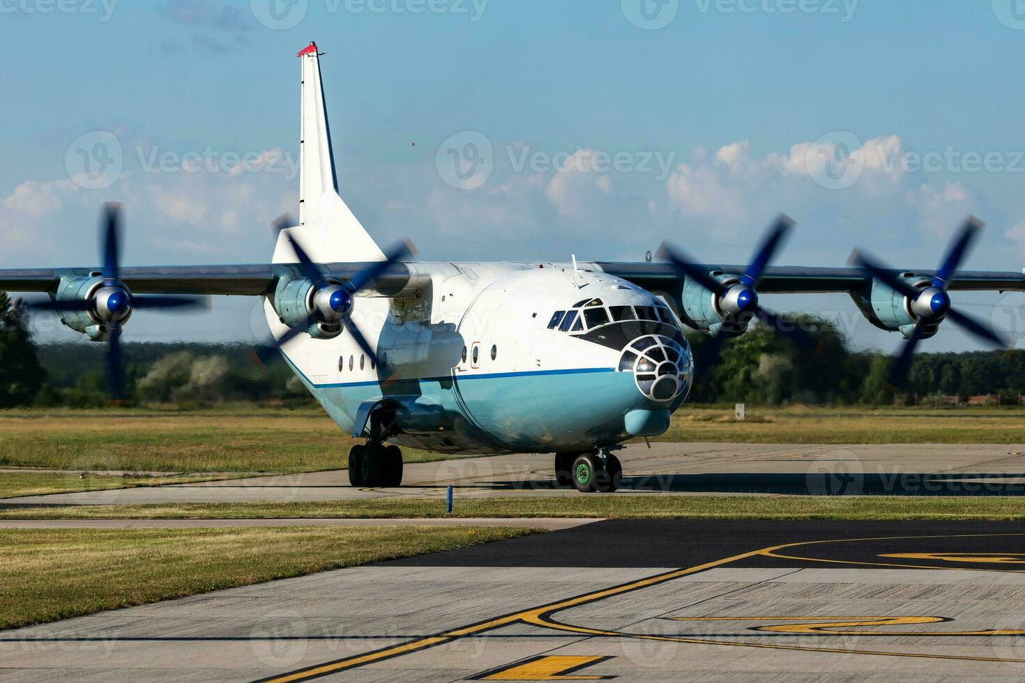 ofrälse frakt plan på flygplats. flyg industri och flygplan. luft transport och flyg resa. internationell transport. flyga och flygande. kreativ fotografi. foto