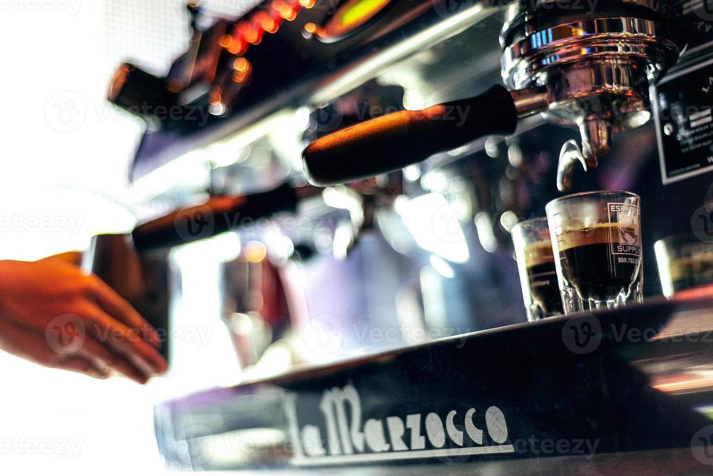 göra espressokaffe närbild detalj med modern café maskin foto