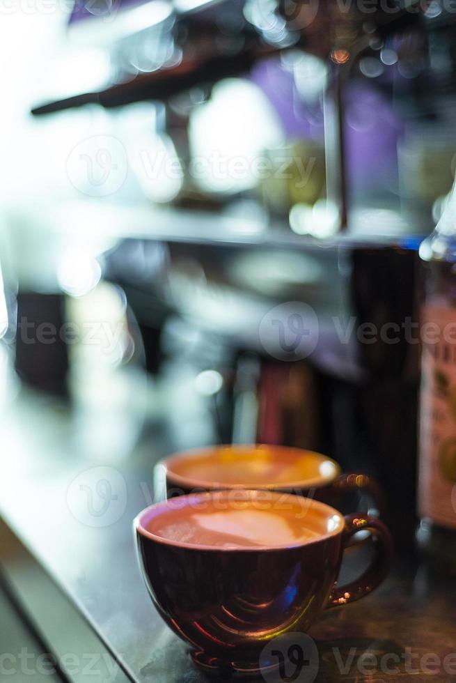 göra espressokaffe närbild detalj med modern café maskin foto