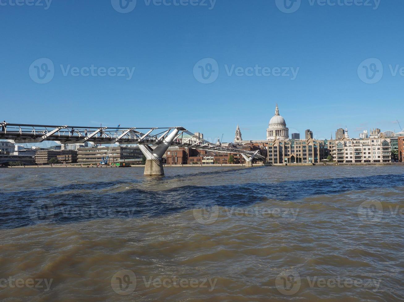 millennium bridge i london foto