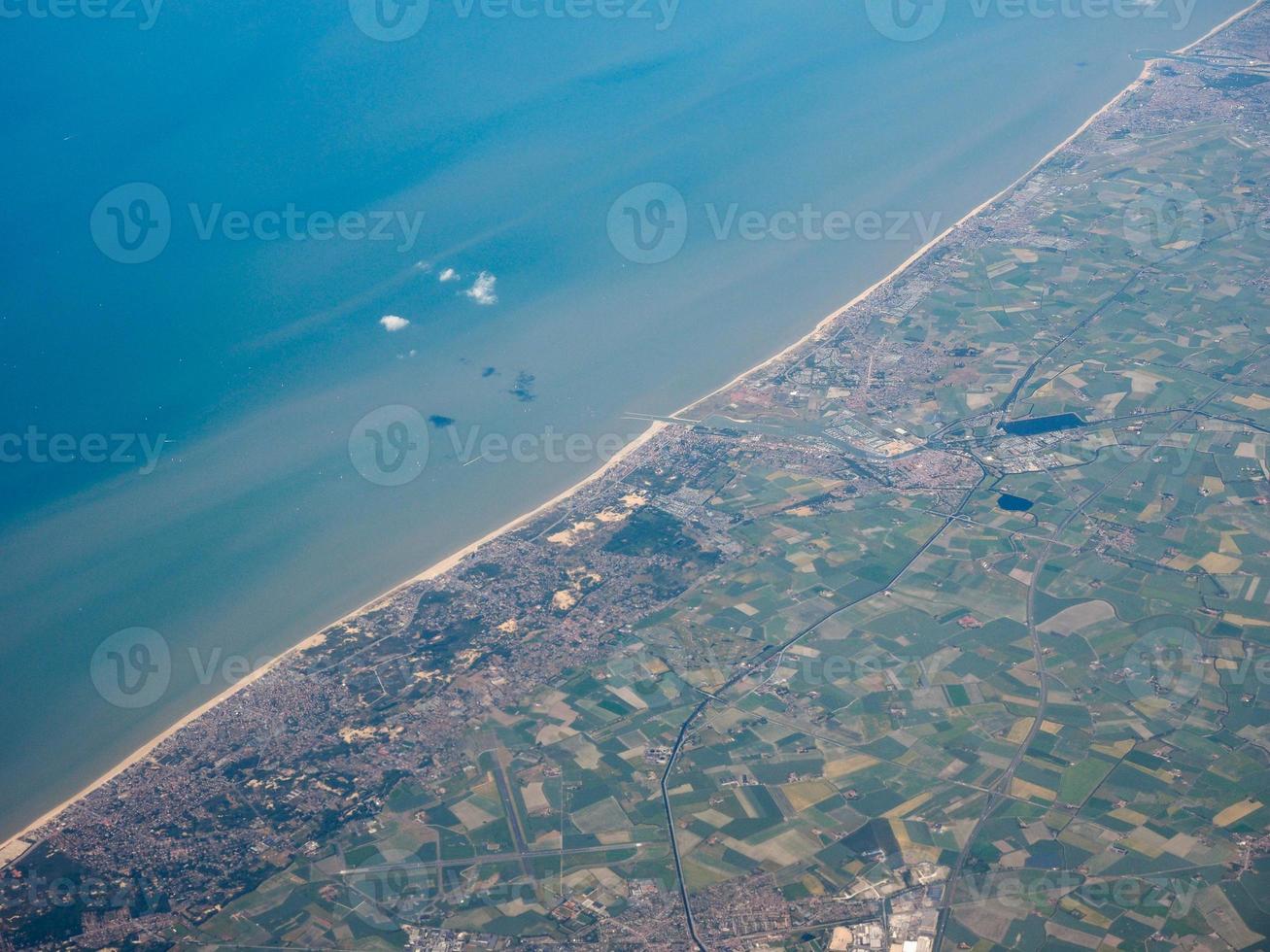 Flygfoto över Belgiens kust foto