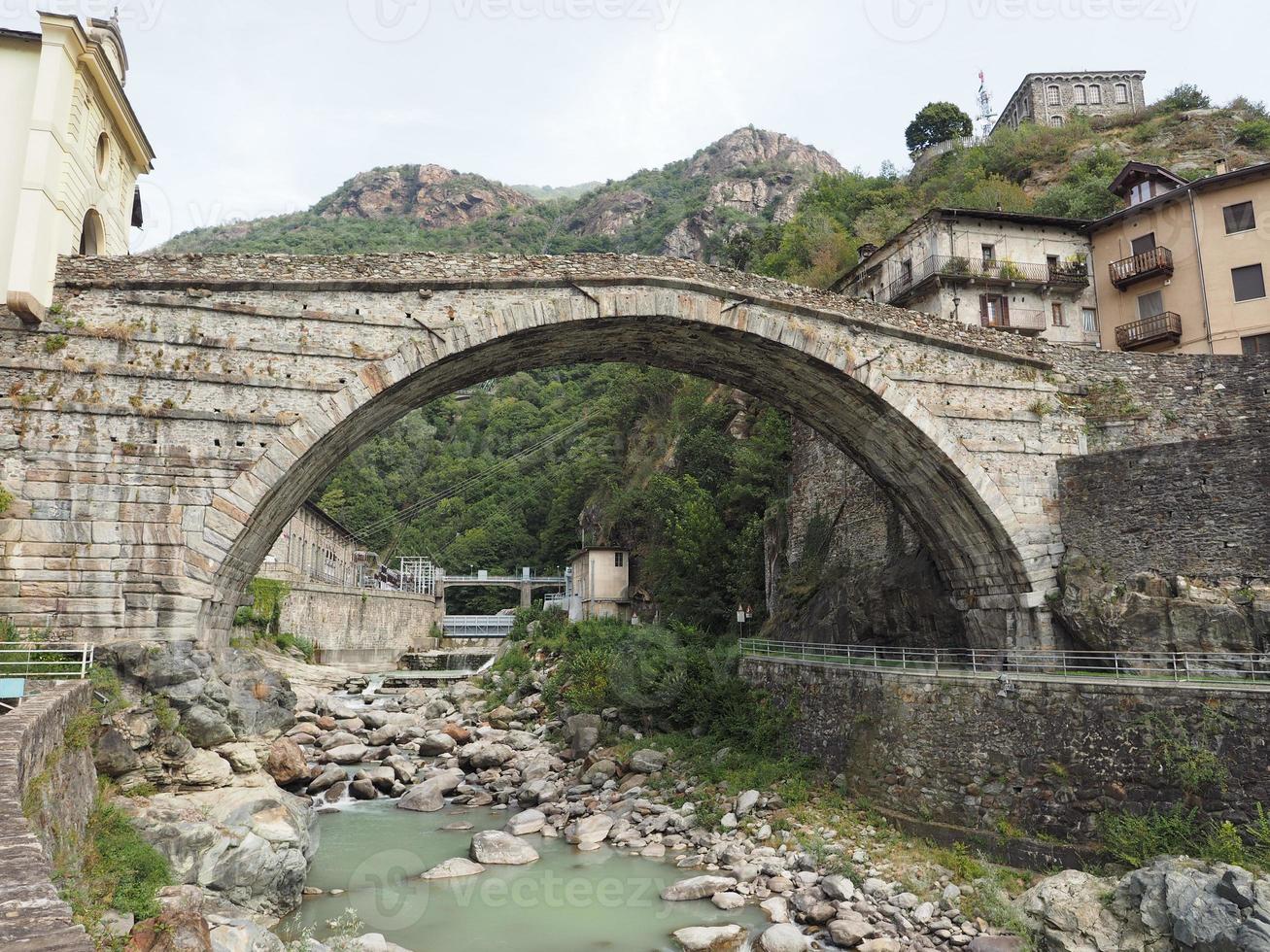 romerska bron i Pont Saint Martin foto