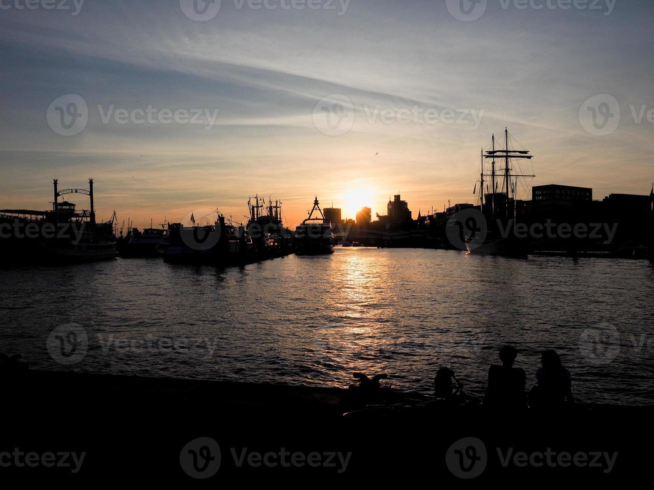 utsikt över staden hamburg i solnedgången foto