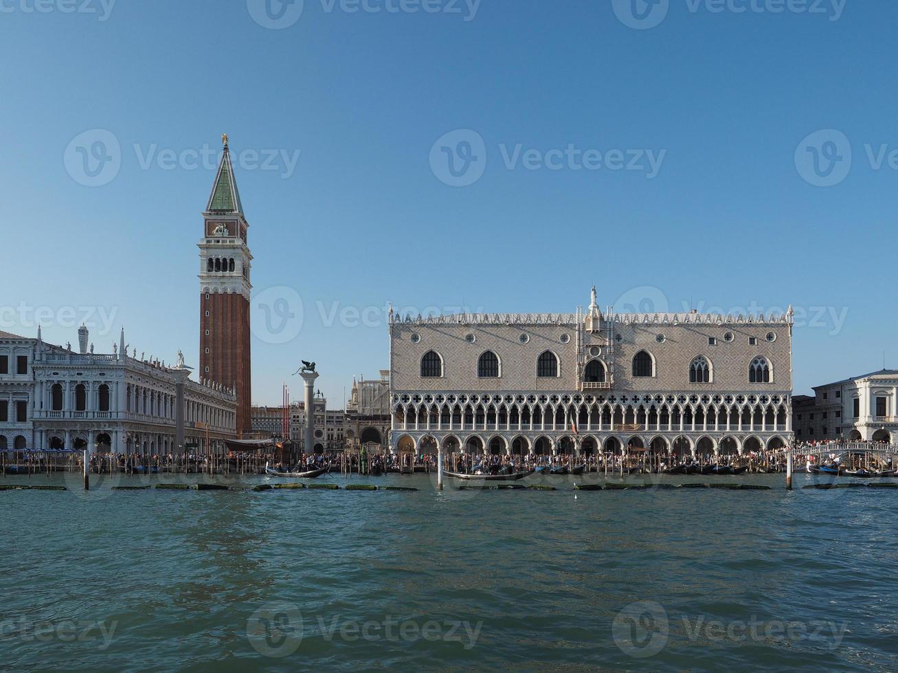 st mark square sett fron st mark bassin i Venedig foto