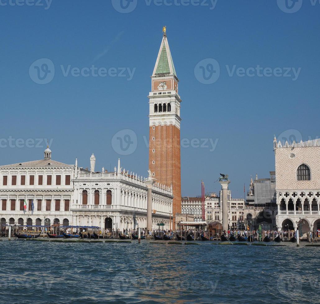 st mark square sett fron st mark bassin i Venedig foto