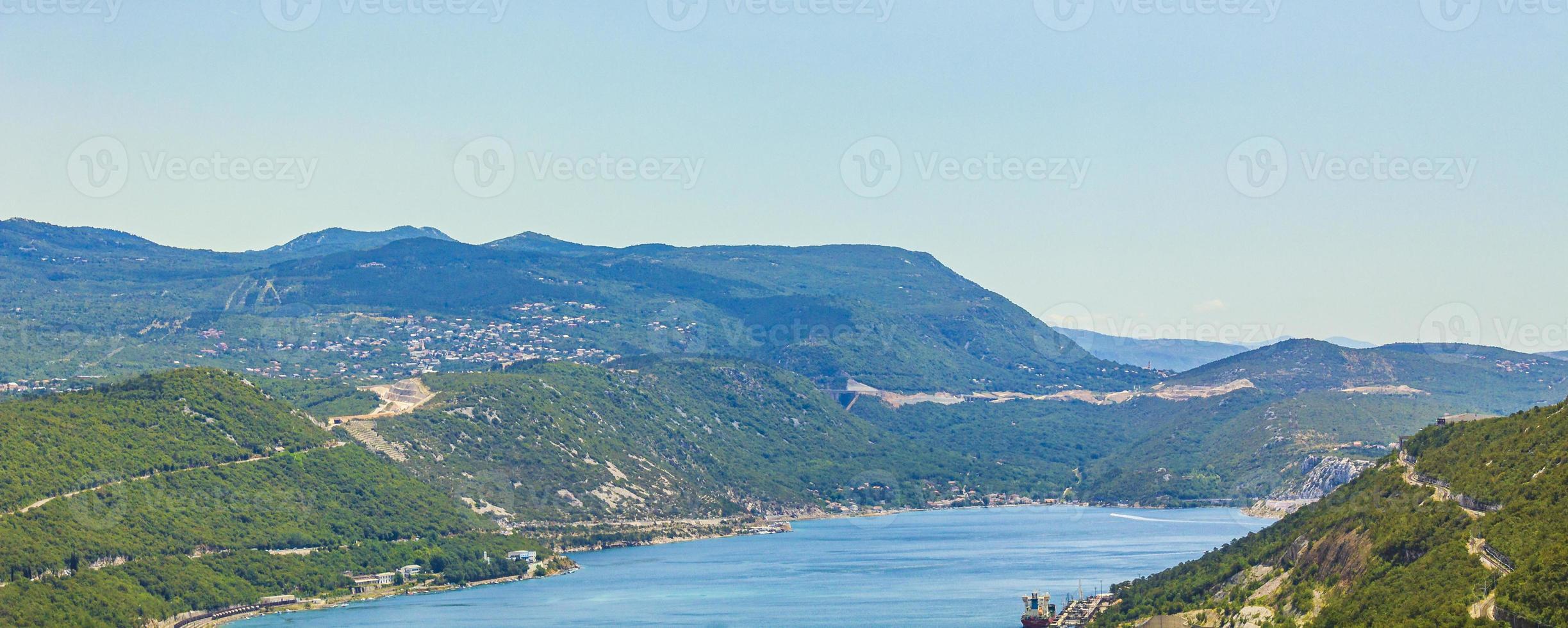 den blå bukten och hamnen i bakarski zaliv bakar kroatien. foto