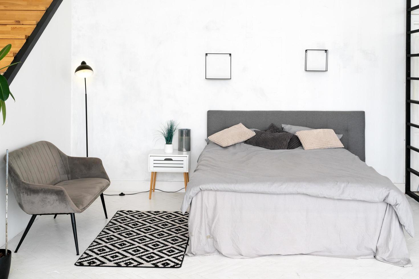 elegant inredning i modernt rum med bekväm säng foto
