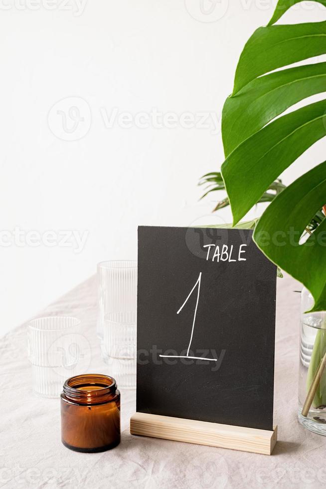håna bords tält med ord bord 1 på restaurangbord foto