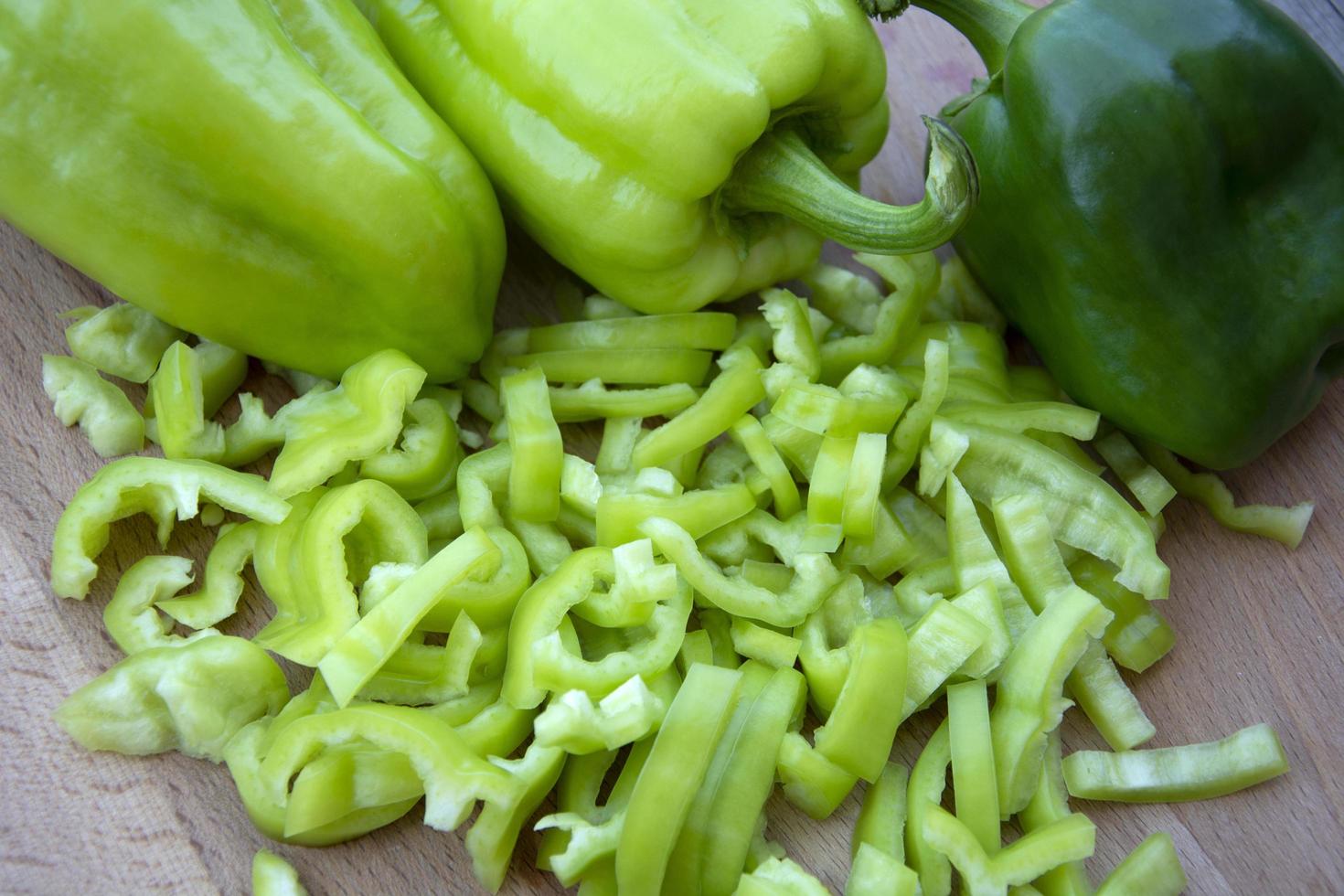 paprika, hackad i strimlor och hel foto