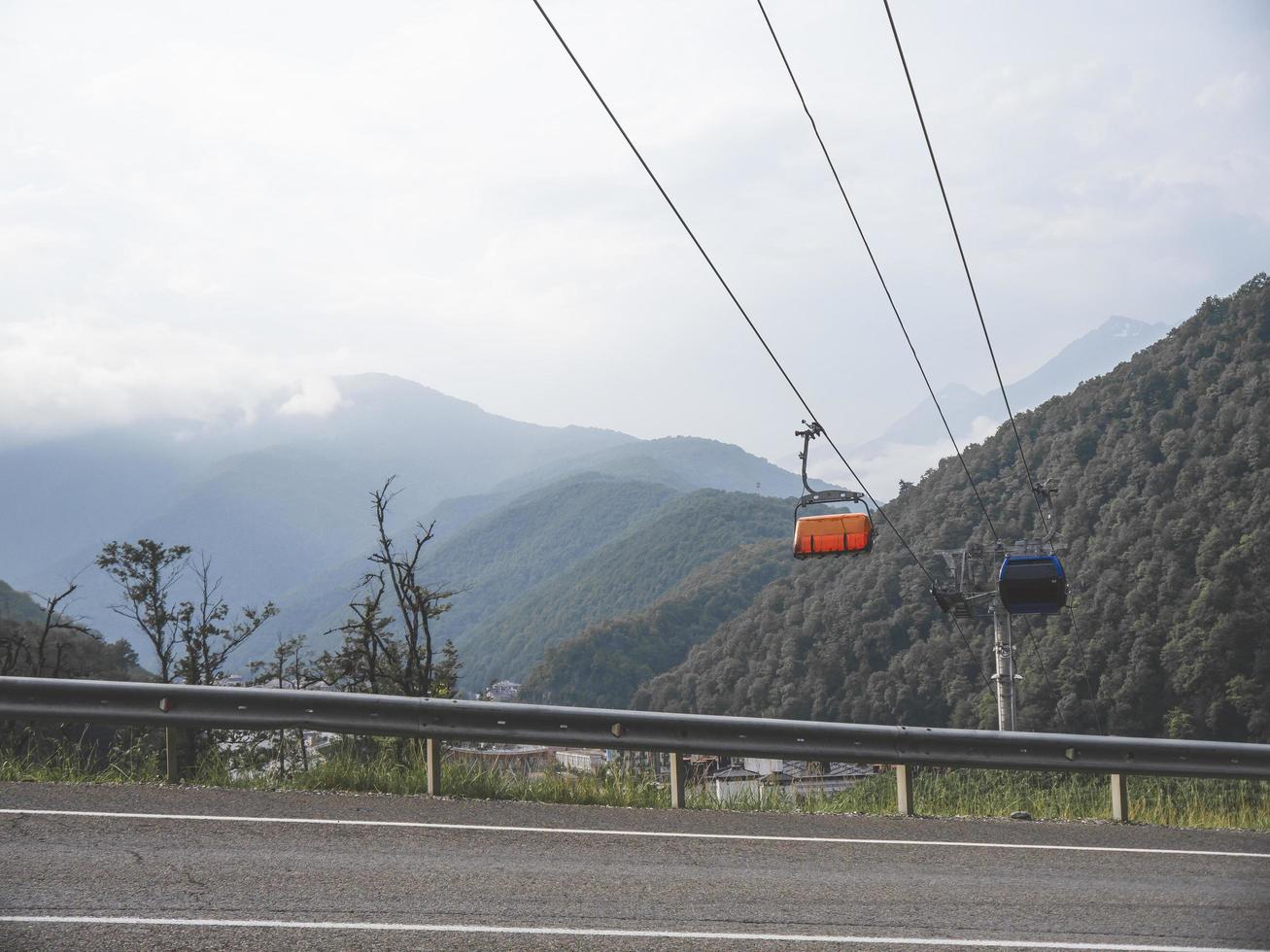 bergsväg och linbana i Kaukasusbergen. sochi, ryssland foto