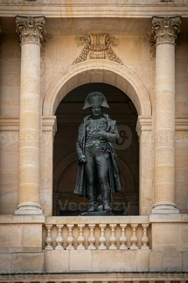 napoleons staty på les invalides, paris foto