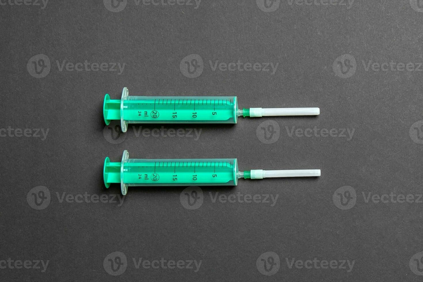 topp se av medicinsk sprutor på färgrik bakgrund med kopia Plats. injektion Utrustning begrepp foto