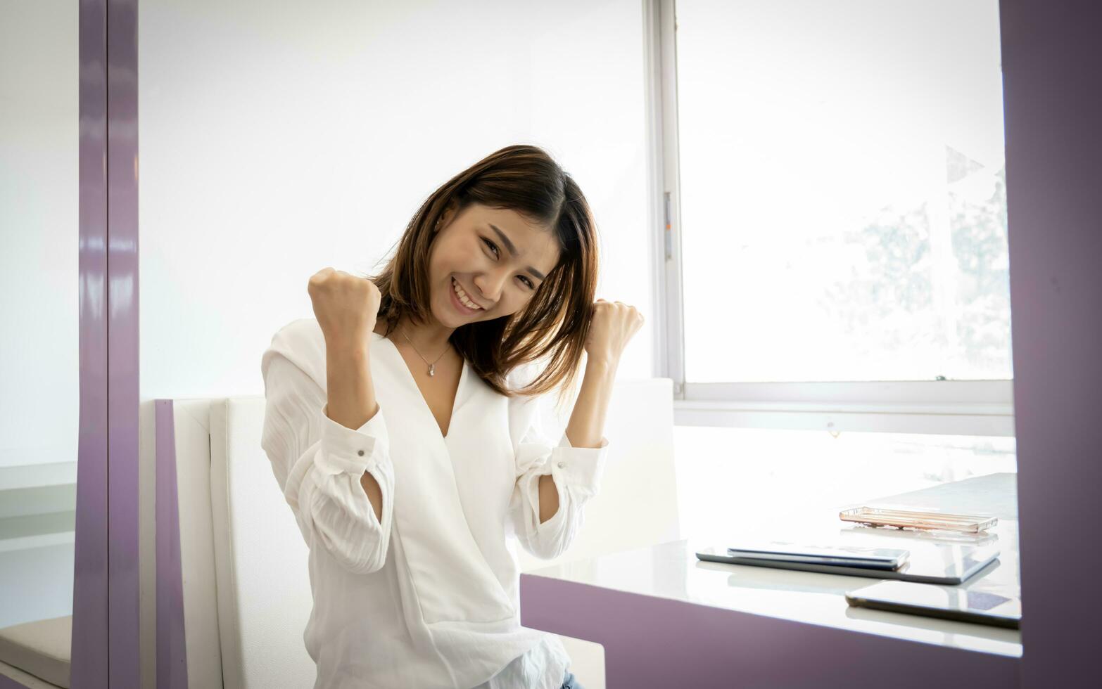 skön asiatisk affärskvinna Framställ med glädje i henne kontor. foto