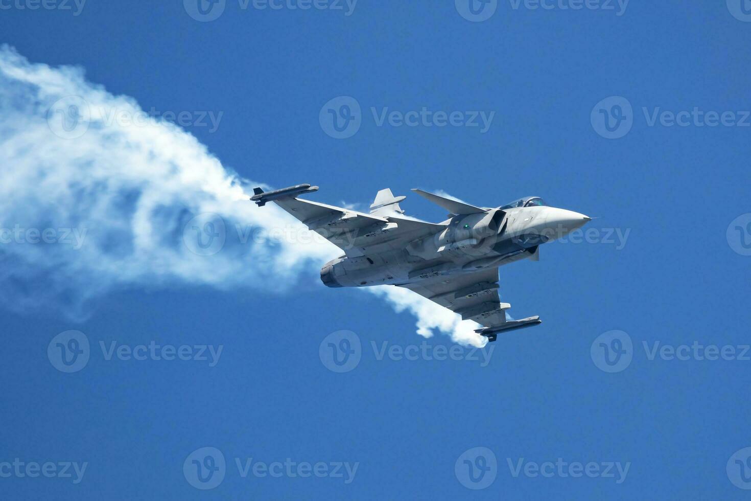 militär kämpe jet plan på luft bas. flygplats och flygfält. luft tvinga flyg drift. flyg och flygplan. luft försvar. militär industri. flyga och flygande. foto