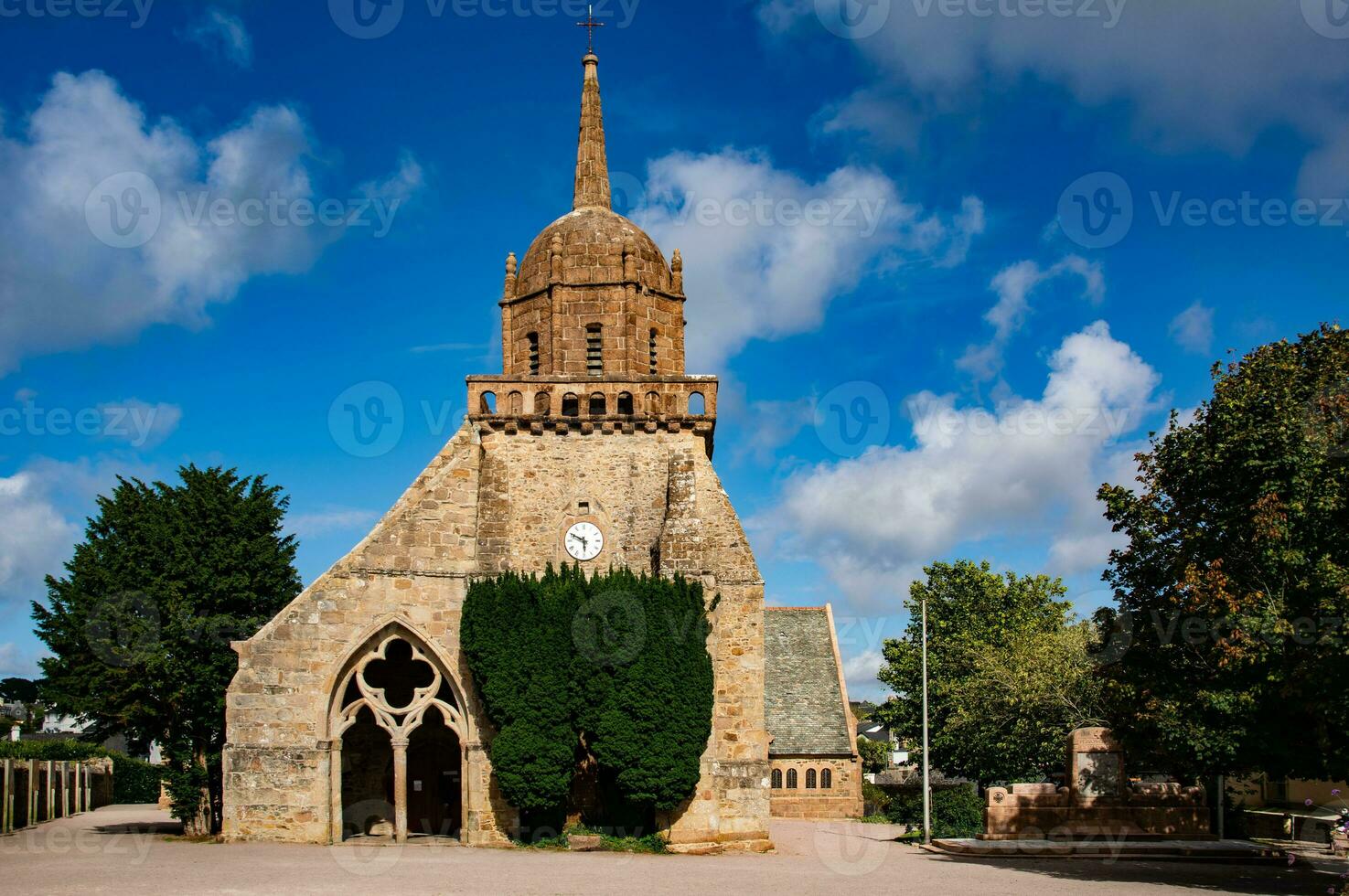 naturskön se av de kyrka i perros-guirec, ctes-d'armor, Frankrike foto