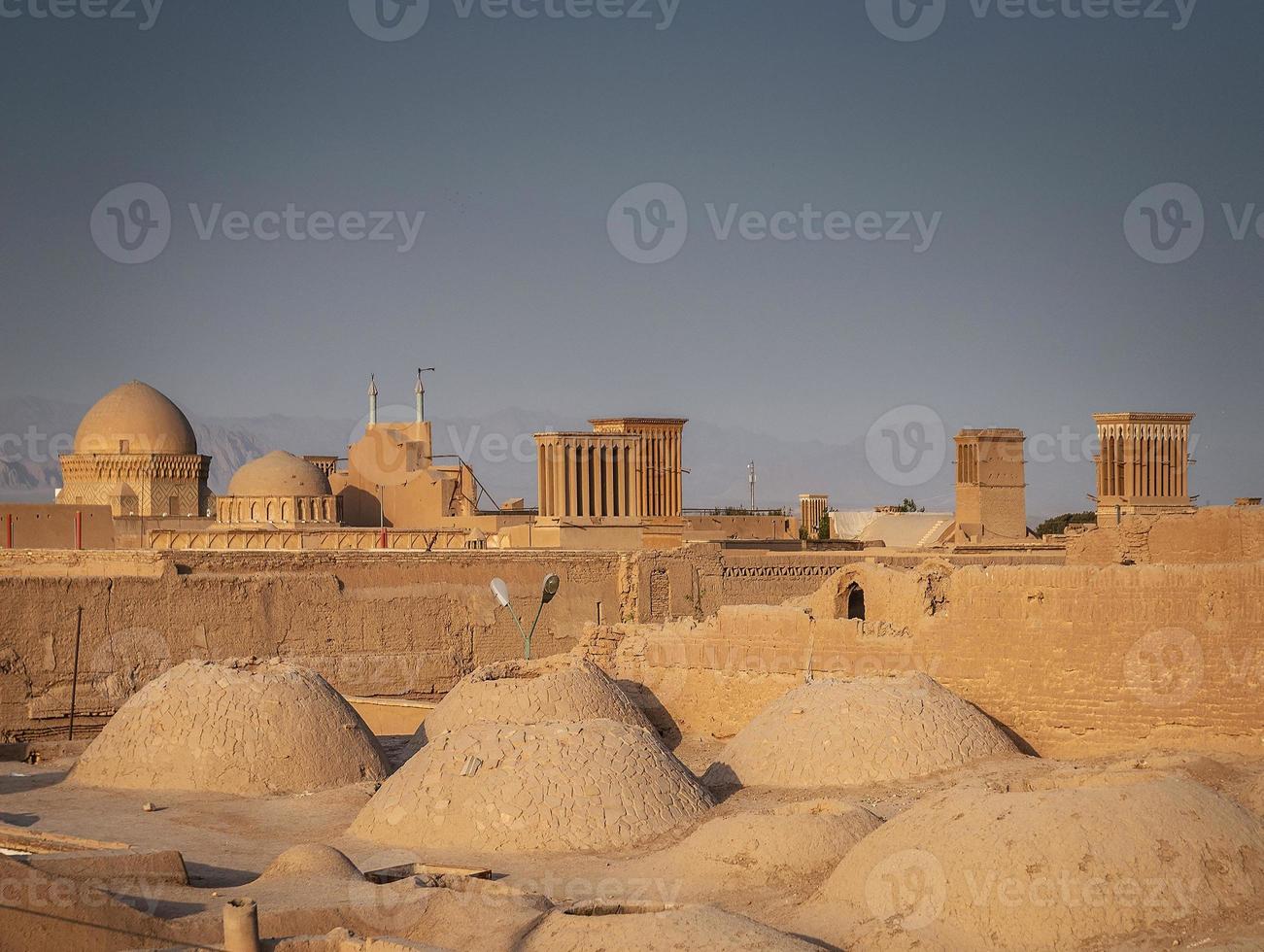 centrala hustak vindtorn och liggande utsikt över yazd stadens gamla stad i Iran foto