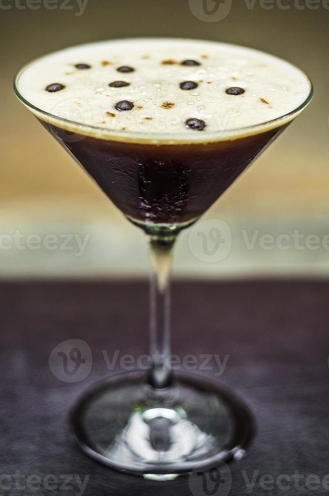 kaffe espresso grädde martini cocktail drink glas inuti mysiga bar foto