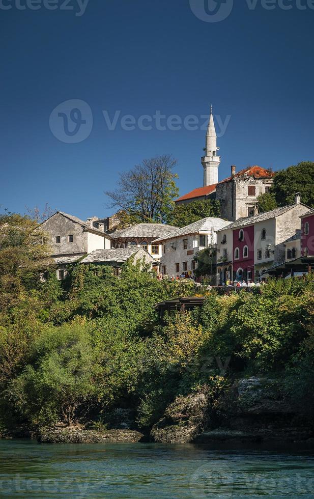 neretva flod och moské i gamla stan i Mostar Bosnien foto