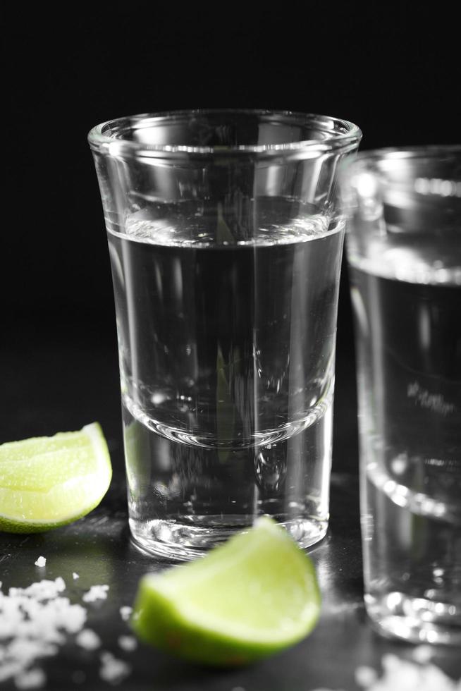 närbild rysk vodka med salt och citron foto
