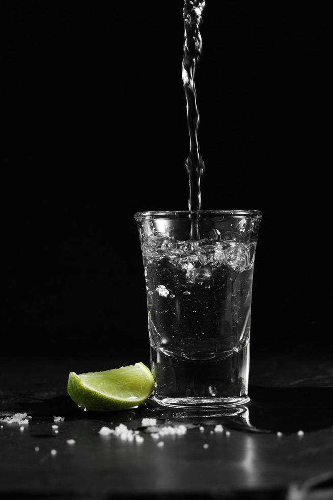närbild rysk vodka med salt och citron foto