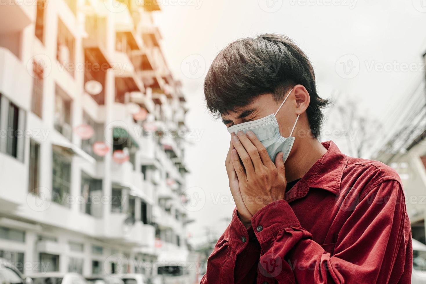 man med medicinsk ansiktsmask i staden. luftförorening. foto