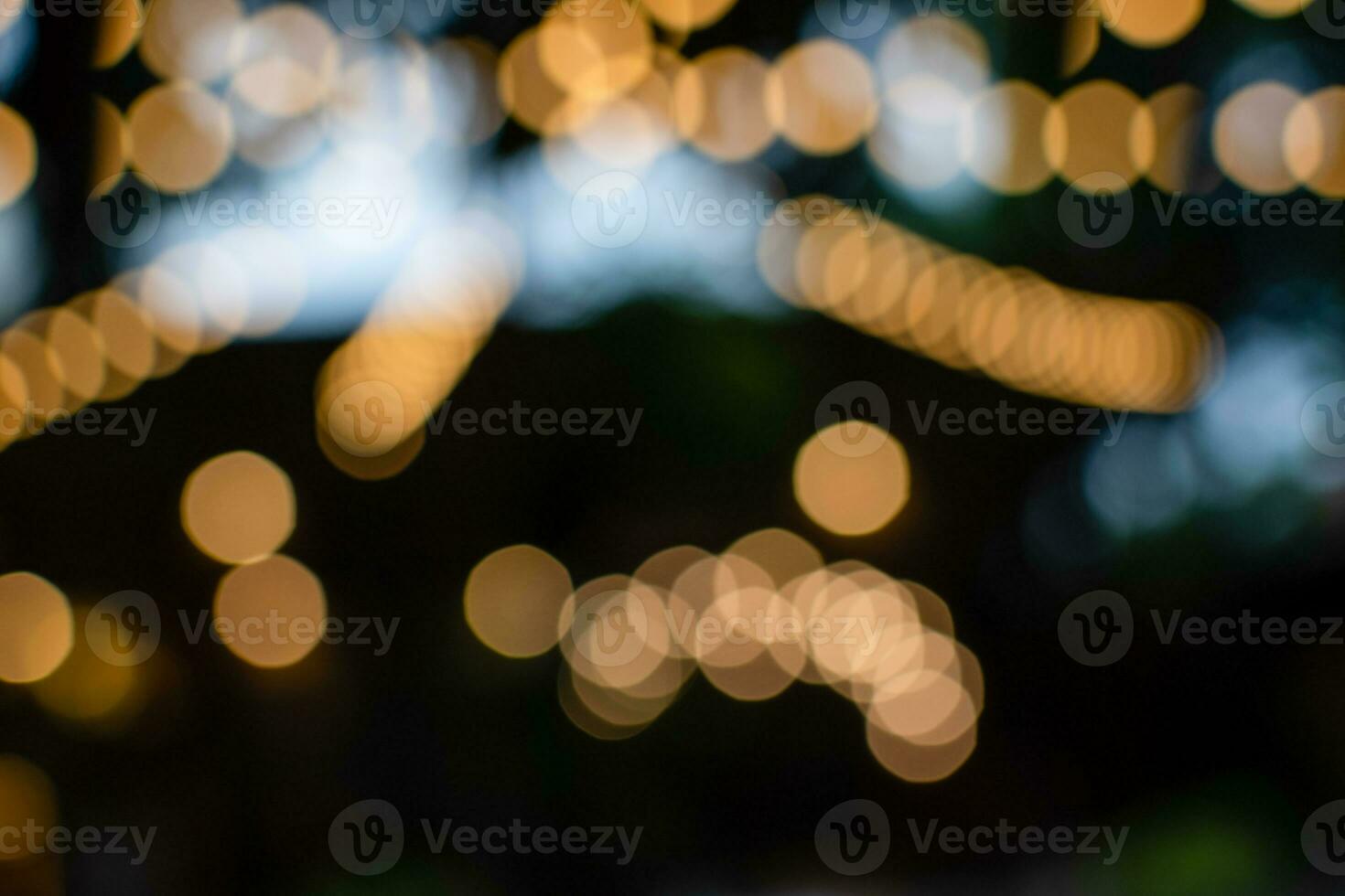 bokeh defocused lampor jul färgrik av suddig abstrakt bakgrund. ut av fokus fläck lampor och gul, vit. foto