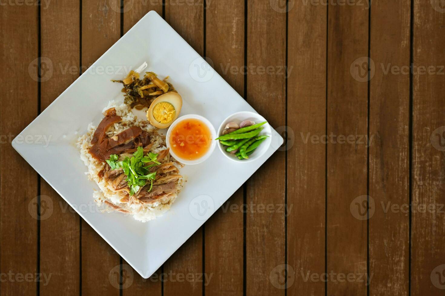 topp se stuvad fläsk ben på ris med en kokt ägg på de brun trä- tabell. foto