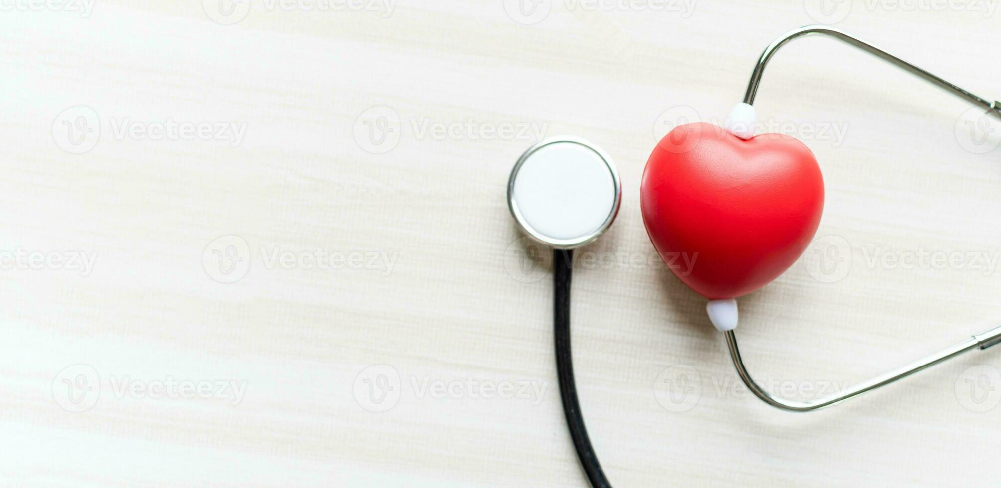 röd hjärta, stetoskop på trä- bakgrund. hälsning bakgrund. Lycklig sjuksköterska dag. hälsa dag. nationell läkares dag. topp se, närbild, kopia Plats för design eller text. tacka du, doktorer och sjuksköterskor foto