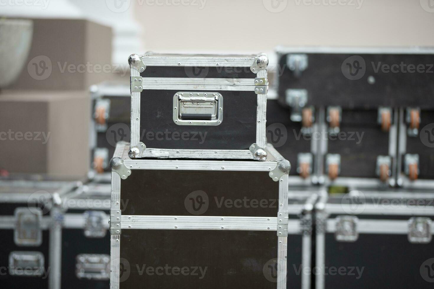 fall lådor för musikalisk Utrustning. professionell skede Utrustning är packade i särskild lådor. foto